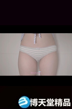 可爱女孩直接尿在她的横条小裤裤内海报剧照