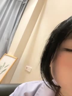 卡哇伊眼镜美少女！JK装撩起裙子！跪在沙发翘起屁股，小穴还塞着跳蛋【1】...海报剧照