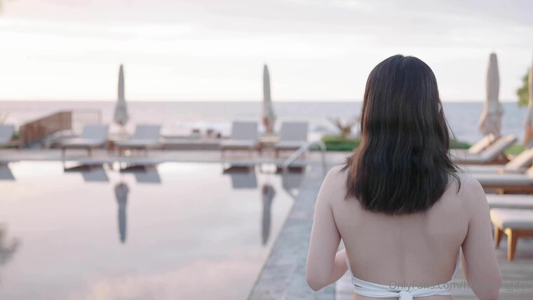 HongKongDoll 玩偶姐姐 - 夏日回憶 壹 性感泳裝無套爆操偶姐姐白虎嫩穴海报剧照