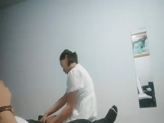 小萌不干活_老哥足疗店勾搭大奶子甜美妹子带回房间捏奶抱起来操..海报剧照